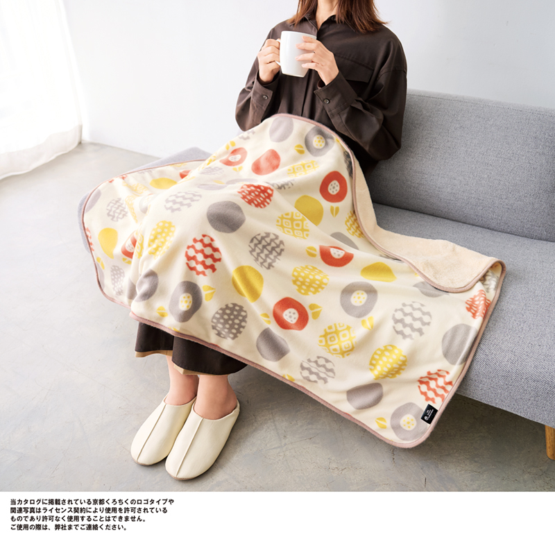 和柄フリース×ふわふわボア。デザインと質感を楽しみながら温まるビッグサイズブランケット。カラフルな小紋柄が個性的、使い方の幅が広がるビッグサイズのブランケット。家でも外でもおしゃれを楽しみたい女性には、ファッション小物のノベルティがおすすめです。秋冬は特にあったか小物などコーディネートにプラスできる販促品も多いので、ファッションやインテリア、美容系など女性向けのイベントのノベルティにどうぞ。