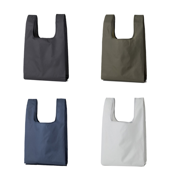 テント生地を用いた丈夫でしなやかな折りたたみ抗菌トートバッグです。人気のテントクロストートに、抗菌・防臭仕様が新登場!付着した菌類を抑えて清潔に保つため、毎日のお買い物に最適です。マチも広く、たくさんの荷物を入れられる大容量タイプなので使わないときは内ポケットに小さくたためます。名入れ可能商品なので、ノベルティやイベントなどの配布にオススメです。