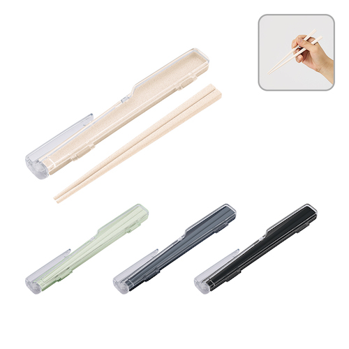 クリップタイプケース付きのお箸です。曲線が少ないスタイリッシュなデザインかつ、クリップタイプで機能性もしっかり備えています。お弁当の巾着に括りつけたり、カバンや内ポケットに引っ掛けたり等、様々な用途で活躍します。素材にはバンブーファイバーを使用の環境に配慮したSDGsに貢献できる製品です。カラーは人気のナチュラル、ブラック、スモークネイビーに、新色のオリーブを加えた全4色展開でご用意しています。