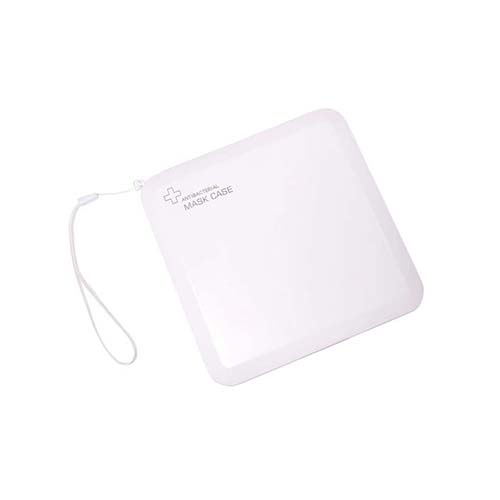 オリジナルマスクケース制作にピッタリな抗菌加工を施したマスクケース。大きめの立体型マスクも収納できるサイズです。ピッタリ閉まるハードタイプのケースなのでマスクを型崩れなく携帯できます。また、汚れた場合はすぐに水で洗えるので衛生的です。ちょっと一息つきたいときの一時保管用にも便利です。たくさんのノベルティを配布して販促品として使用したい企業様、コストを抑えてかさばらないノベルティを探している担当者様に人気です。