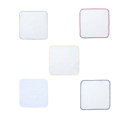 日本有数のタオル生産地である愛媛県今治で作られたタオルハンカチです。独自の品質基準に合格した安心・高品質タオルです。綿本来の柔らかさを活かした肌触りが特徴で、子どもから大人まで男女を問わずお使いいただけます。何かと出番の多いハンドタオルはもらって喜ばれること間違いなし。たくさんのノベルティを配布して販促品として使用したい企業様、コストを抑えてかさばらないノベルティを探している担当者様に人気です。