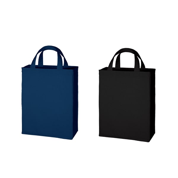 資料や冊子などの収納に便利なキャンバスカレッジトートです。広めのマチで荷物の収容に優れており、お買物やアウトドアでもご利用いただけます。ノベルティや企業説明会としての需要もあり、お出かけで利用できるカジュアルバッグから資料を入れて持ち運ぶ際のバッグとしてもおすすめです。たくさんのノベルティを配布して販促品として使用したい企業様、コストを抑えてかさばらないノベルティを探している担当者様に人気です。