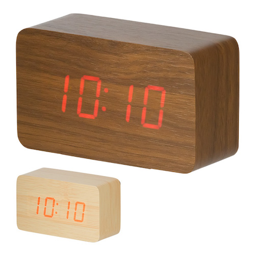 モダンなインテリアにマッチする木目調の置き時計。文字は見やすいLED です。。