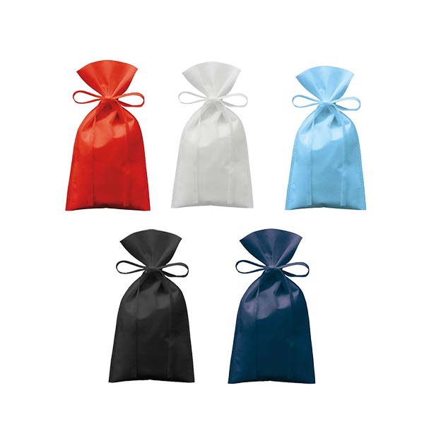 巾着紐をリボンとして結べるようにした不織布巾着です。ギフトやパッケージなどの包材向けにおすすめ。本体は縦長なのでミニボトルなども入る使いやすい形です。クチも大きいので、ミラーや化粧品などの小物も出し入れしやすいです。シルク印刷はもちろん、熱転写印刷でフルカラーも対応しております。ぜひ小売店等でのオリジナルラッピング用にご提案ください。