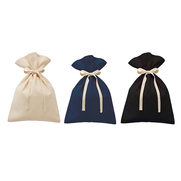 巾着紐をリボンとして結べるようにしたコットン素材のラッピング巾着です。ギフトやパッケージなどの包材向けにもオススメのアイテムです。300mlのボトルが入る大きめのサイズなので、ボトルやタオルを入れて持ち運ぶことも可能です。