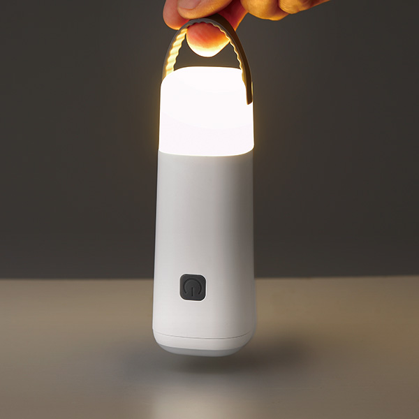 携帯しやすいハンディタイプながら、3WAYで使えるランタンライト。アウトドア、非常時、自宅など活用シーンは様々です。