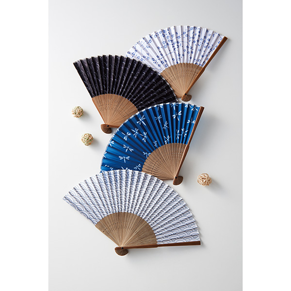 和をイメージさせるデザインを揃えた日本の夏の定番納涼アイテム。男女を問わずご使用いただける日本の伝統的なデザインです。5年以上育ち固く乾燥した竹を使用し、煮沸・加工と乾燥を3回繰り返すことで、高品質な扇子の提供が可能となりました。