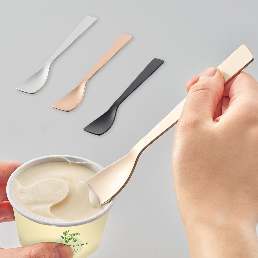 アイスクリームを美味しく食べられる話題の専用スプーン。熱伝導性の高いアルミを使用することで、スプーンを持った手から体温が伝わり、固いアイスも食べやすくなります。また口元表面に小さな凸凹を入れることで、さらに食べやすい設計にもこだわっています。大きいサイズで深いカップのアイスもしっかり底まで掬えます。