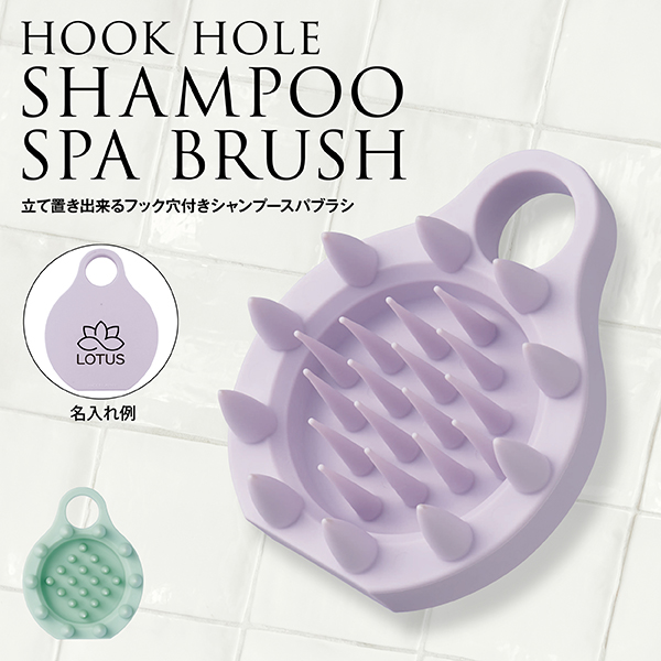 女性も握りやすいサイズ。太さの異なる2種類のピンが洗髪＆頭皮ケアができるシャンプーブラシキャリーバッグにセットできる仕様と丈夫な素材で、旅行をより快適にアップデートしてくれる。