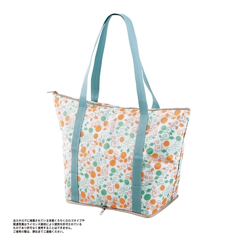 おしゃれな菊唐草模様の折りたたみ保冷バッグ。大容量なのでお買い物のおともにピッタリです。