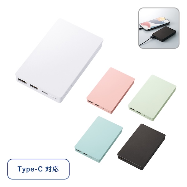 全面フルカラー印刷可能!販促効果抜群なコンパクトモバイルチャージャー。さらにコンパクトなサイズ感になり、持ち運びにもぴったりです。入力ポートはType-Cタイプを採用し急速充電が可能なため、 お急ぎの場合にも活躍してくれます。出力ポートは2つ付いており、スマートフォンなど電子機器を複数台充電できるのも魅力です。また本体形状を工夫したことで、より広範囲にきれいなフルカラー印刷が可能。エンタメ案件をはじめとした高級ノベルティや、契約・購入特典などにおすすめです。
