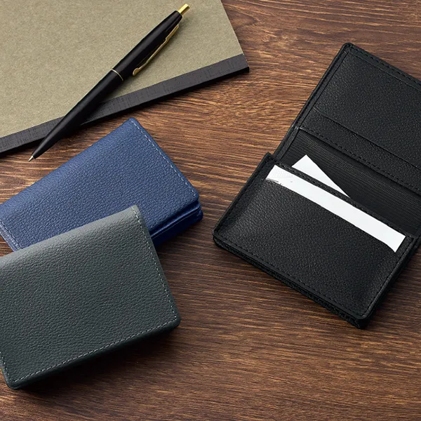 再生合皮を使用した高級感のある環境にやさしいレザー調カードケースです。