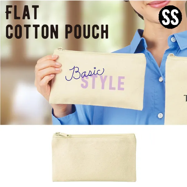 タフなコットン生地で作られたシンプルなコットンポーチ。持ち運びにも便利なコンパクトサイズなので、どんな場面でも大活躍間違いなしです。ロゴも目立つシンプルデザインなので、企業のロゴなどを入れることで簡単におしゃれなノベルティを作ることができます！