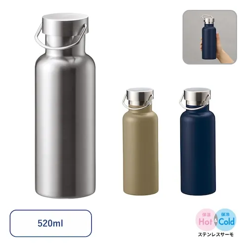 携帯に便利なハンドル付きサーモボトル。手がふさがりやすいアウトドアやスポーツ、レジャーシーンにもいつでも指に引っ掛けて持ち運びができます。アウトドアブランドや企業カラーとしても人気の高いカーキ・ネイビーをラインナップに加えたことでイメージカラーにあわせた提案もしやすくなりました。また天面（フタ）と側面にそれぞれ名入れが可能で、フタにはインクジェットフルカラー印刷にも対応しております。スポーツイベントの記念品やアウトドアブランドのノベルティなどにもおすすめのアイテムです。