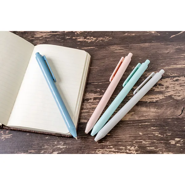 海洋汚染の原因となるプラスチックごみを再生した素材を一部利用した環境にやさしいボールペン。ナチュラルで優しいカラーなので、女性向けや子供向けイベントにも喜ばれるデザインです。ボールペンは展示会やイベントでそのまま使えるという点でも、定番人気のノベルティグッズです。