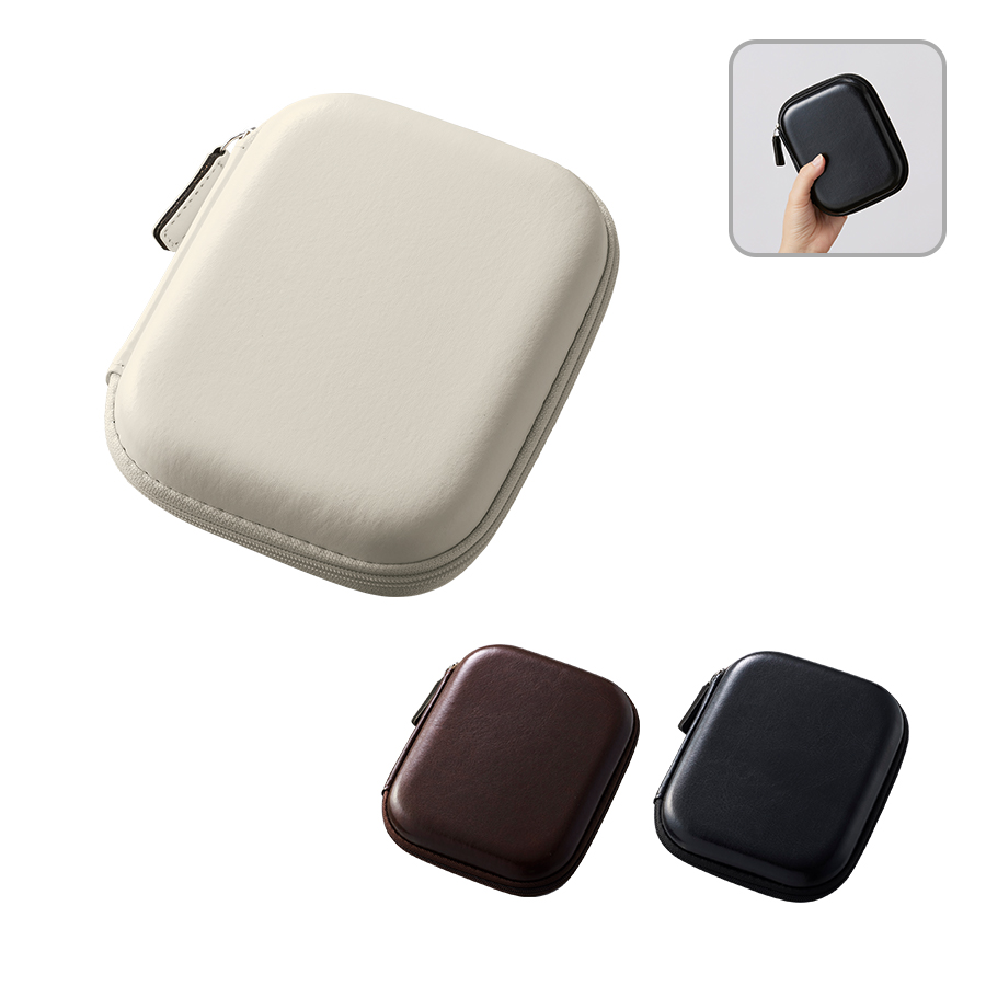 大きく開いて収納できる合皮素材のマルチケース。モバイルグッズやイヤホンなどの小物をしまうことができるサイズ感となっています。カラーはブラック、ブラウン、ホワイトの3色展開で、大きさ違いのSサイズ・Lサイズもご用意しております。単色印刷からフルカラー印刷まで対応可能ですので、お好きなデザインでグッズをおつくり頂くことが可能です。モバイルグッズの購入特典や卒業式の記念品としてご提案頂けます。