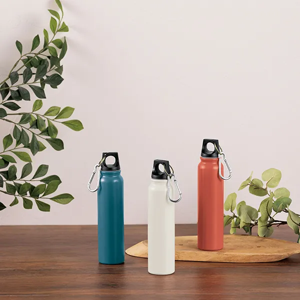 カラビナ付きで携帯も便利なおしゃれカラーのスリムアルミボトル。名入れも可能なので、企業ロゴやイラストを入れることで簡単におしゃれなオリジナルグッズを制作することが可能です。