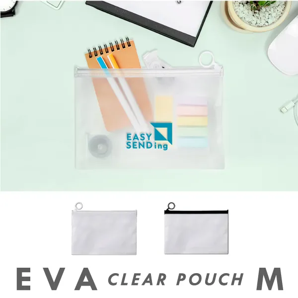 EVA素材のクリアポーチが登場しました!半透明なのでポーチの中身を確認することができます。イヤホンなどの小物やリップなどのメイク用品を入れるのに便利なサイズ感です。同型商品でS、Lのサイズ展開がございます。引き手部分がリングになっていますので、ショップや物販会場などで吊り下げ陳列が可能です。会社のロゴやキャラクターなどを入れればよりオリジナル性の高いグッズをおつくり頂けます。アパレルブランドの包装や展示会のノベルティなど様々な用途で使用できるポーチとなっております。