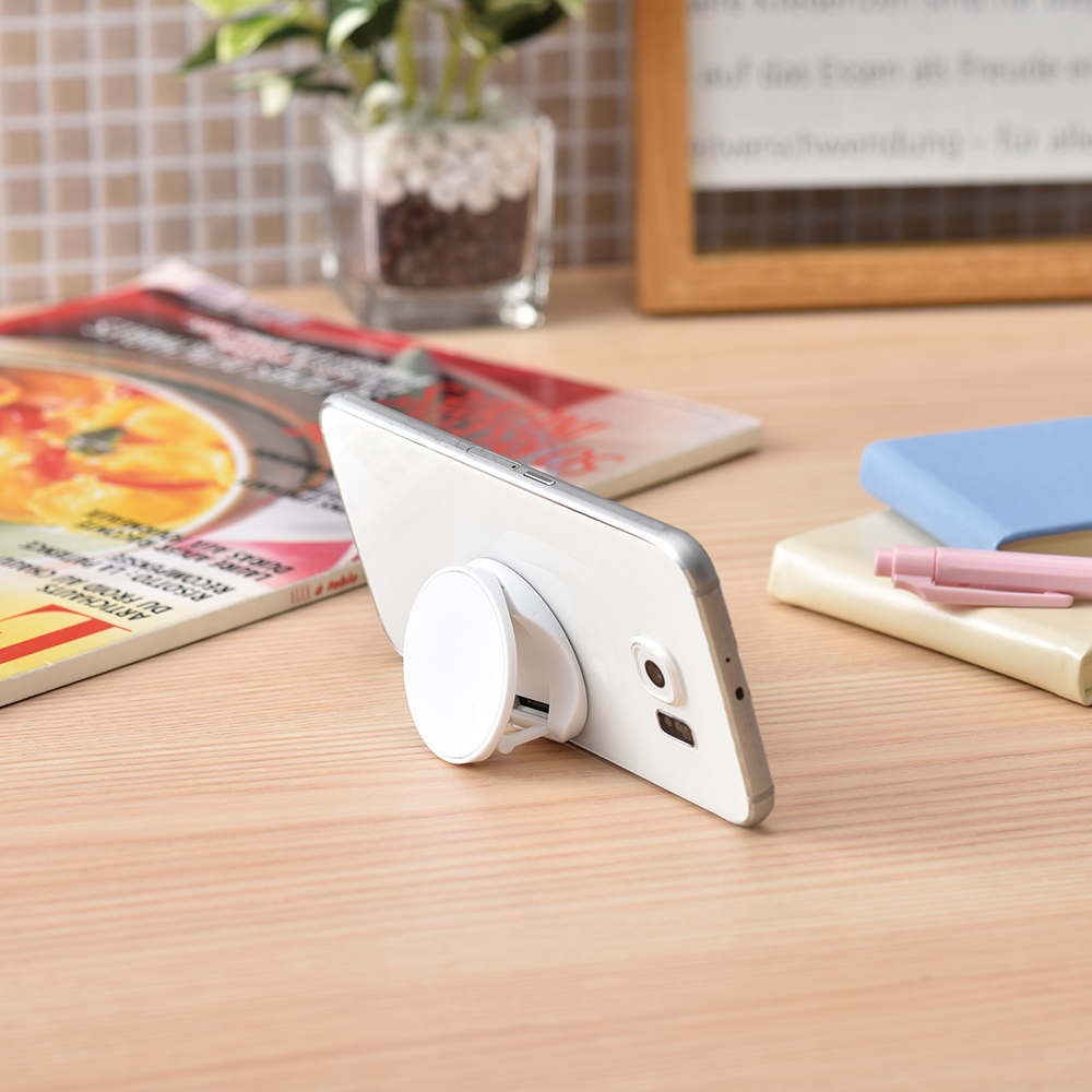 スマホホルダーや、スタンドとしても使えるスマホグリップ。指を通して落下防止したり、スマホを立てかけて自立させるスタンドとしても使用できます。合成樹脂素材でコンパクトに折りたたみも可能です。名入れ可能、量産型なので、たくさんのノベルティを配布して販促品として使用したい企業様、コストを抑えてかさばらないノベルティを探している担当者様に人気です。