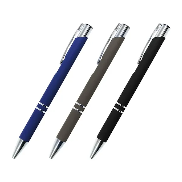 ラバーの質感がしっとりと手になじむ高級感のあるボールペン。名入れが映えるシンプルなデザインが特徴です。