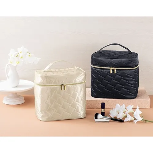 背の高いボトルやスプレーもすっぽり収納！高級感あるキルティング素材のブラックのラージバニテイです。コスメ関連のノベルティとしても人気の高いノベルティグッズです。