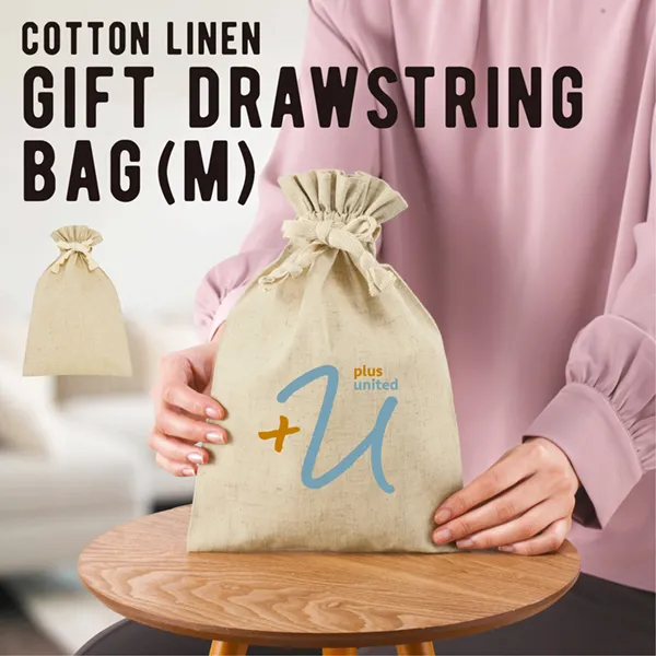 しなやかな綿×涼しげなリネンをミックス！天然素材らしい親しみやすさと幅広く使える汎用性の高さが自慢です。使用頻度の高いアイテムは名入れによるプロモーション効果の期待大。巾着シリーズは豊富なサイズ展開や、きゅっと絞るだけでギフト感が演出できるデザイン性の高さも魅力です。