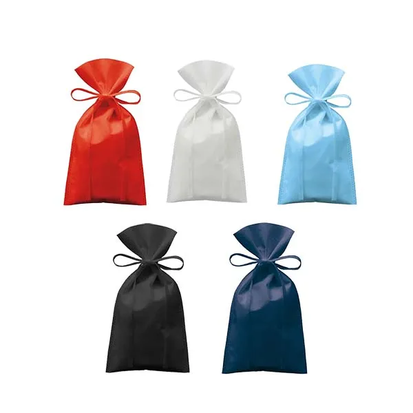 巾着紐をリボンとして結べるようにした不織布巾着です。ギフトやパッケージなどの包材向けにおすすめ。本体は縦長なのでミニボトルなども入る使いやすい形です。クチも大きいので、ミラーや化粧品などの小物も出し入れしやすいです。シルク印刷はもちろん、熱転写印刷でフルカラーも対応しております。