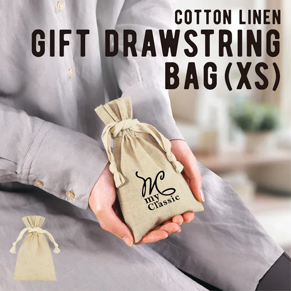 しなやかな綿×涼しげなリネンをミックス！天然素材らしい親しみやすさと幅広く使える汎用性の高さが自慢です。使用頻度の高いアイテムは名入れによるプロモーション効果の期待大。巾着シリーズは豊富なサイズ展開や、きゅっと絞るだけでギフト感が演出できるデザイン性の高さも魅力です。企業や会社の販促品・ノベルティでお困りの場合、オシャレで安いオリジナルのものをご提案します。