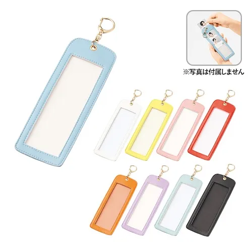 4カットフォトを持ち歩くのに便利なキーホルダー。窓部分はクリア素材になっており、保護しながらいつでも4カットフォトを見ることができます。