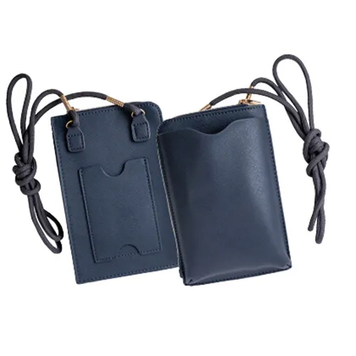 皮革製品製造時に出る未利用端材などを再加工して製品化した環境にやさしいショルダーポーチ。前面は機種を選ばず汎用性の高いアイテムです。ファスナーポーチ部には小物の収納も可能で、背面にはカードポケットも付いています。このポーチひとつで身軽にお出掛けできる、嬉しいアイテムですね。