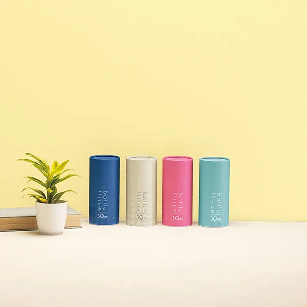 背景にさりげなく入った柄がおしゃれなボトルティッシュ。スリムで場所を取らないので車内やデスク周りの使用におすすめです。