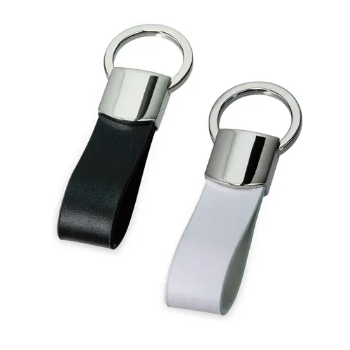 しぼ入りのレザーとメタルのシックな組み合わせ。男女問わず幅広く使えてオススメです。