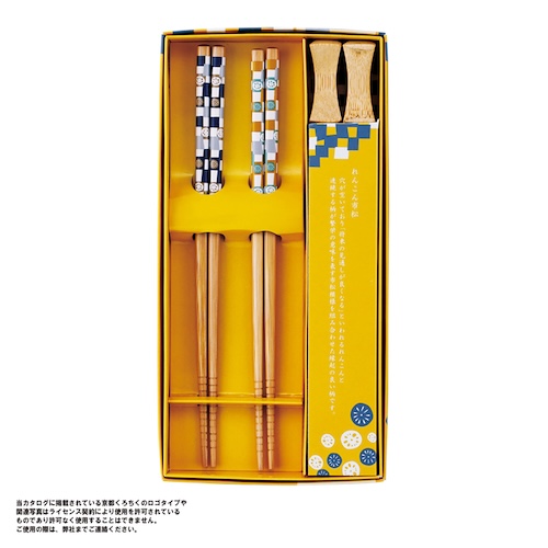 特別なギフト感の演出やイメージアップに役立つ身＋蓋の化粧箱入りの箸と箸置きのセット。れんこん柄は縁起がよく、普段使いの箸にもおすすめです。