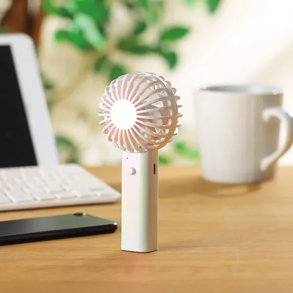 日差しに映えるオーロラカラーが特徴のハンディファン。ストラップ付きで携帯も便利な点も人気のポイントです。