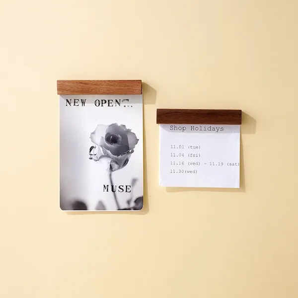 木目が美しい、見た目も機能も素晴らしい商品。強力なネオジム磁石を使っておりコピー用紙複数枚挟んでも大丈夫な機能性の高いアイテムです。