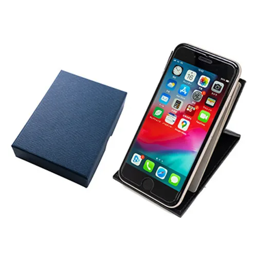 割れる心配のないステンレス製ミラー。スマホスタンドとしても使用でき、マグネットでピタっと閉じます。皮革製品製造時に出る未利用端材などを再加工して製品化した環境にやさしい商品です。