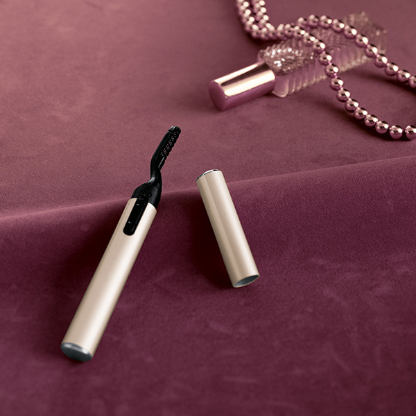 シンプルなデザインが特徴のパスケース。ネックストラップ付きなので、携帯にも便利なアイテムです。