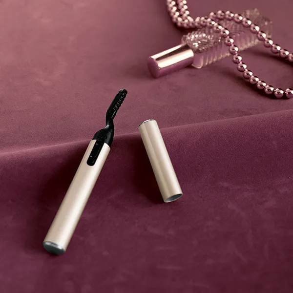 シンプルなデザインが特徴のパスケース。ネックストラップ付きなので、携帯にも便利なアイテムです。