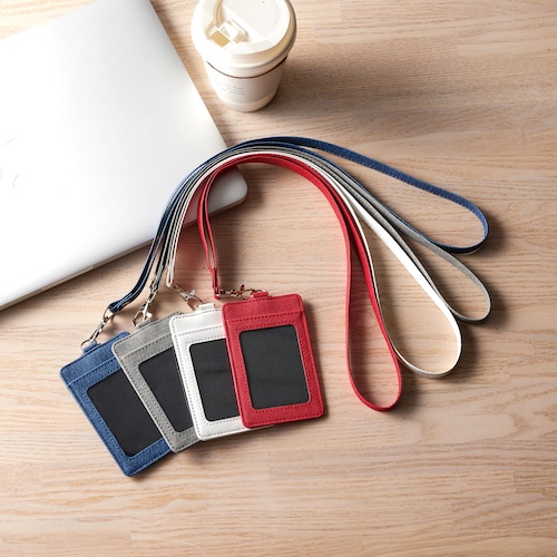 シンプルなデザインが特徴のパスケース。ネックストラップ付きなので、携帯にも便利なアイテムです。