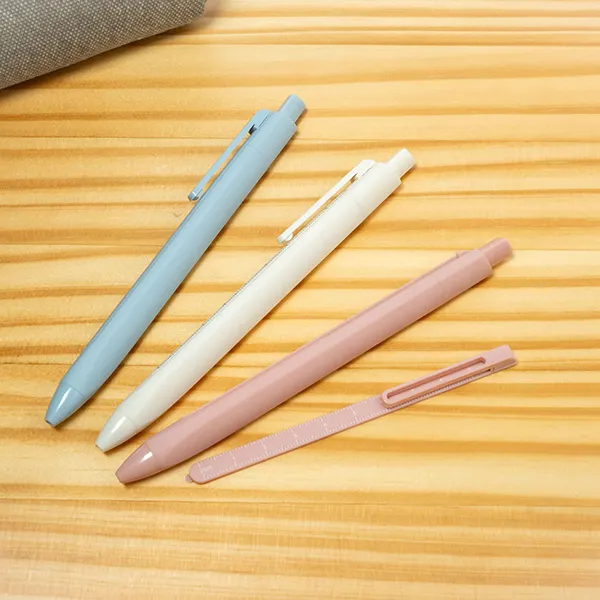 本体に定規が付いた多機能ステーショナリー。付属の定規はペンから取り外して使用できます。